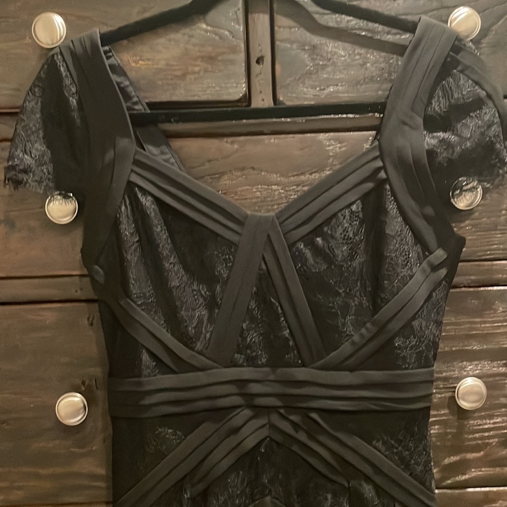 NWT BCBG ‘Aris’ black lace cocktail dress size 6 - Picture 6 of 8